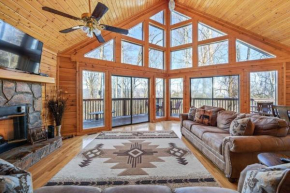Serenity- serene mntn cabin in gated resort community with pool and amenities /view/Hottub/Secluded/Luxury/Theatre